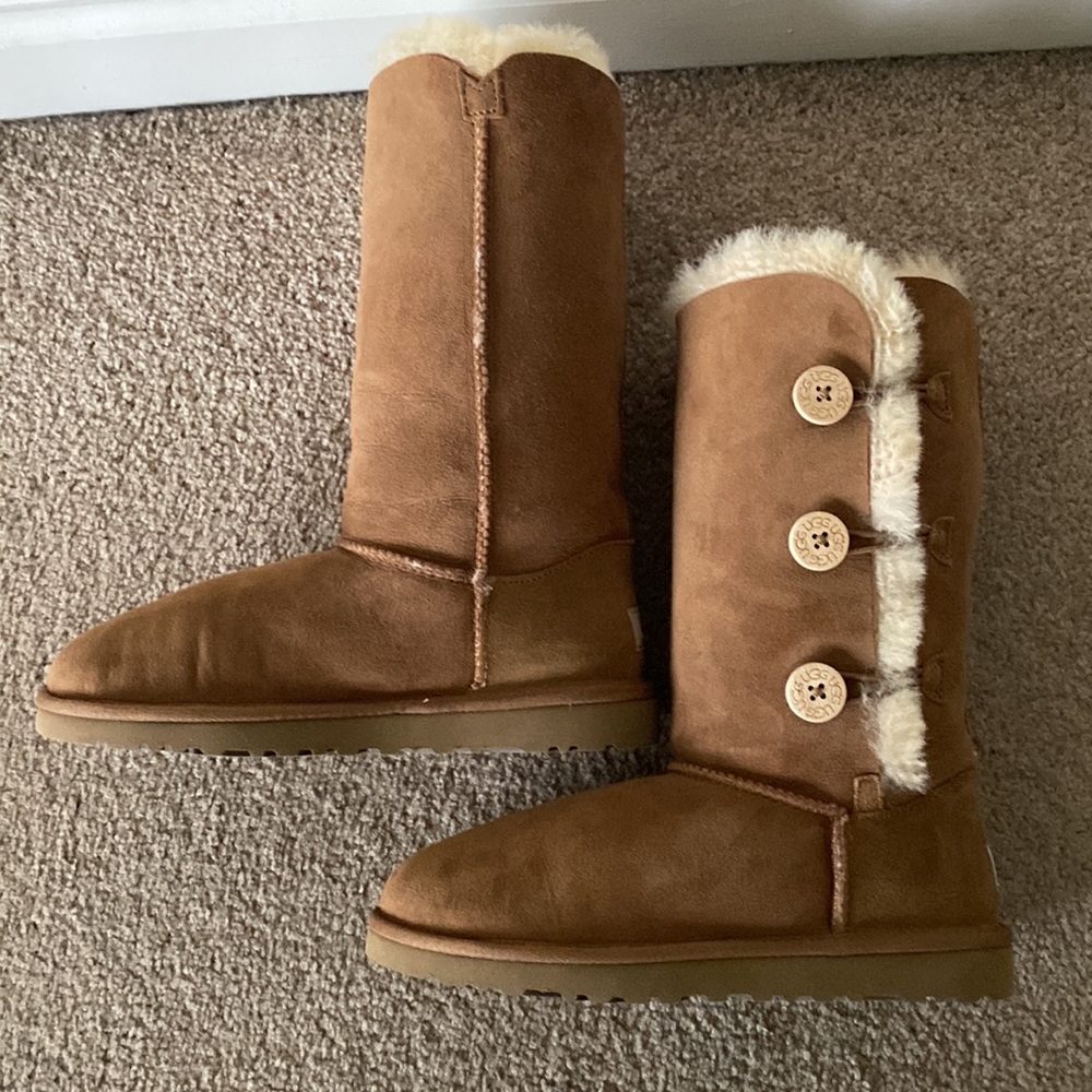“Ugg” Bailey triple button boot in chestnut;size 5 - Picture 10 of 16